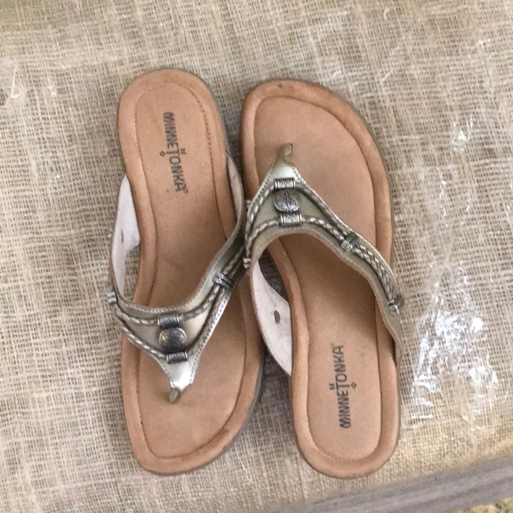 Cute Minnetonka flip flops!